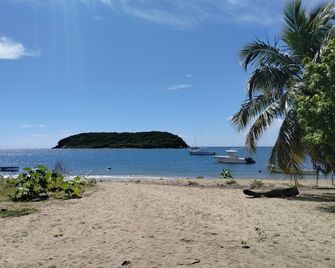 BioBay Inn Apt C - Cute Tiny Studio w/wifi & AC Near Malecon, Sun Bay - Vieques