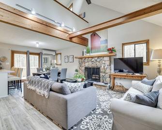 Pocono Pines Home with Private Hot Tub! - Pocono Pines - Living room
