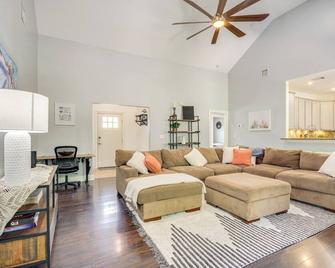 Less Than 1 Mi to Beach - Home with Deck and Yard in Waveland! - Waveland - Living room