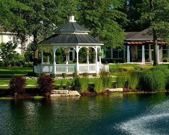 Swan Lake Resort - Plymouth - Building