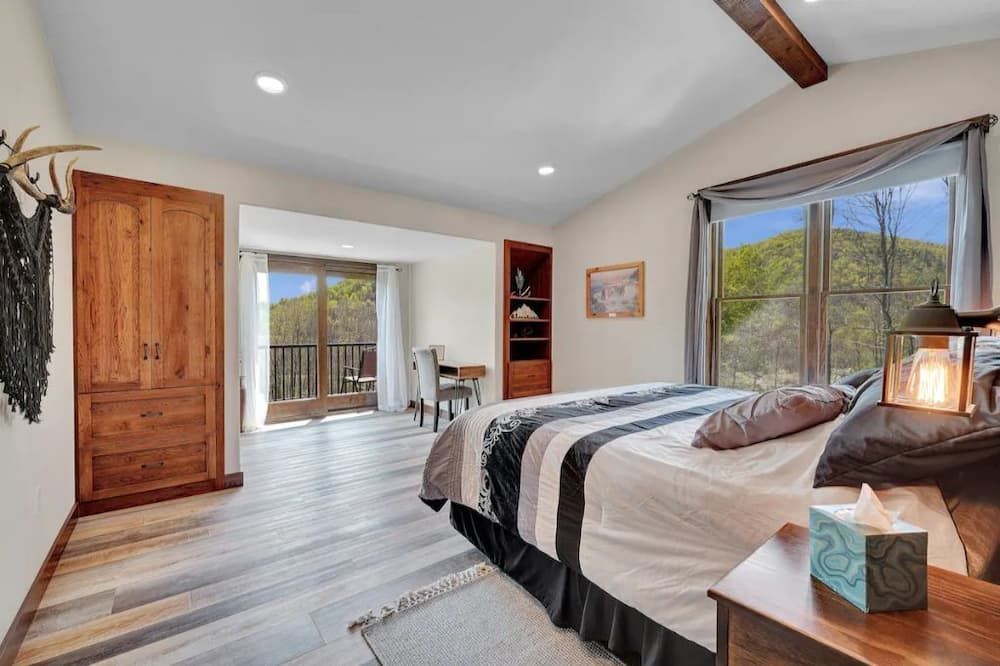 Stunning 'bugle Hollow Lodge' w/ Mtn Views!