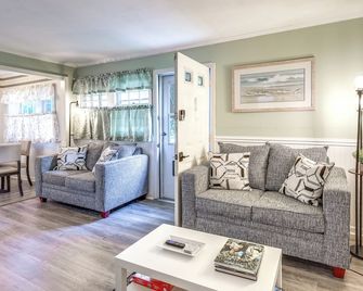 2 Mi to Beach: Cozy Cottage w/ Patio on Cape Cod - Hyannis - Living room