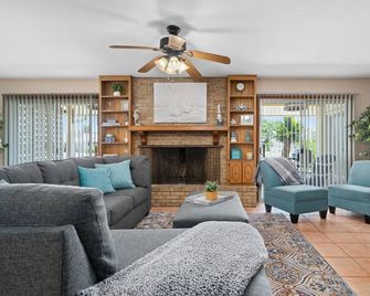 Gone Coastal - Rockport - Living room