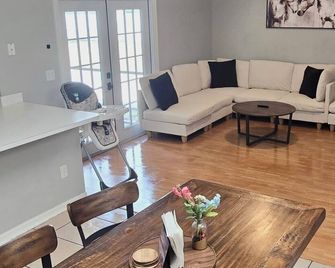 Adv. Coast: 4/2, Near Springs, Beach, Big Fenced Yard - Spring Hill