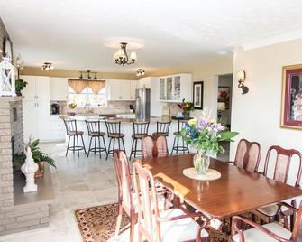 Butterfly Manor - Niagara Falls - Comedor