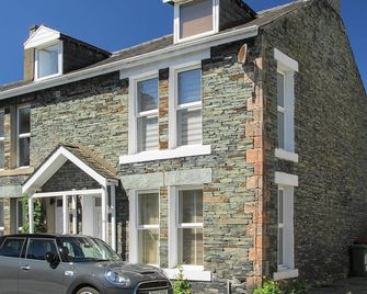Situated in a residential area only 2 minutes walk to the town centre. - Keswick - Building