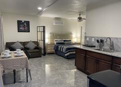 Is an a studio apartment, very comfortable nice neighborhood and quiet. - Sunrise Manor