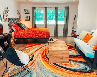 Cozy Guest House Studio Apartment - Greensboro - Living room