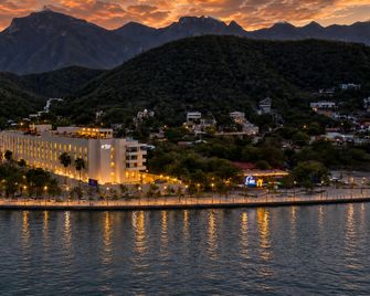 Holiday Inn Resort Monterrey - Santiago by IHG - Santiago - Edificio