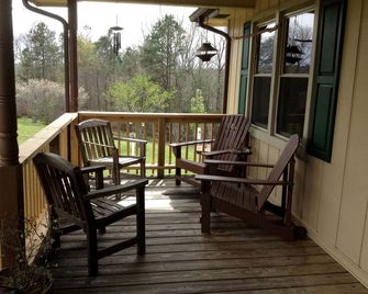 Secluded Cabin Rental Tucked Away in the Forest near London, Kentucky - London - Balcony