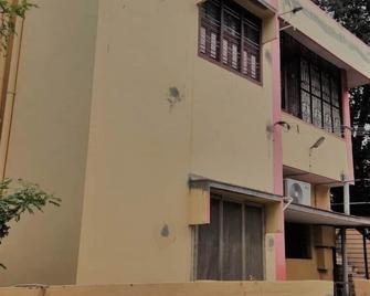 Home away from Home with a good residential neighborhood and nearby amenities... - Madurai - Building
