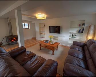 28 Gates Luxury Farmstay and Fishery - New Norfolk - Huiskamer