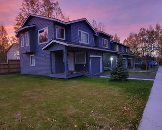 Newly Built Townhome W/ 2 Bedroom & Heated Garage - Anchorage - Edificio