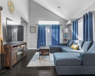 Spacious 5-bedroom house with a fun-filled game room and a fitness room. - Stratford - Wohnzimmer