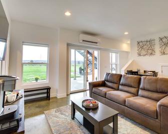 Chic and Modern Snohomish Hideaway on a Working Farm - Snohomish - Living room