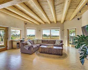10 Mi to Taos Ski Valley: Mtn-View Duplex w/ Deck! - Arroyo Seco - Living room