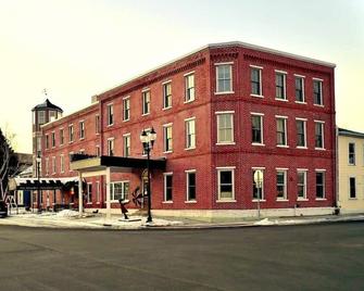 Ah #10 · Ah #10 Full W/Shower - Wabasha - Building