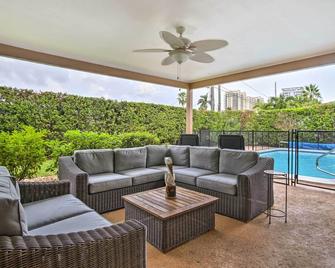 Riviera Beach Vacation Home with Pool Walk to Beach - Riviera Beach