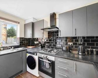 Unwind @ Accommodation Solution Apartment 4 - Barking - Kitchen
