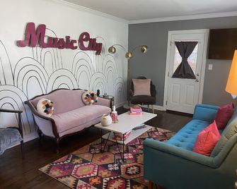 Eclectic Vibes + Modern Amenities - Murfreesboro - Living room