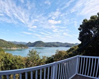 Ist Villa 04 Perfect Retreat With Ocean Views - Bizen - Balcony
