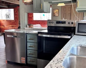 Cozy 3 bedroom/2Full Bath-Perfect Fisherman's Cabin - Bull Shoals - Kitchen