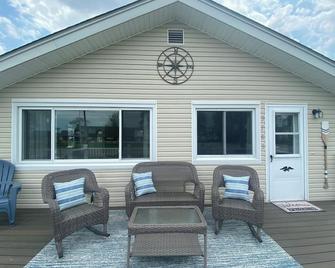 Cozy cottage with lake view! 20 min from Cedar Point, Kalahari, & Sports Force! - Vermilion - Patio