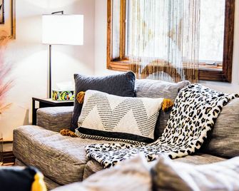 Spacious Mountain Retreat near Park City with Theater, Views and Hot Tub - Coalville - Living room