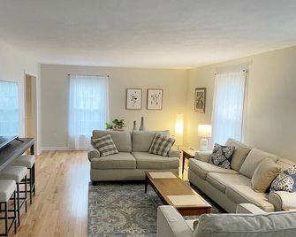 Lenox Grand Colonial with Pool by Evergreen Home - Lenox - Sala de estar