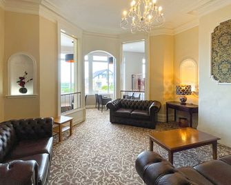 The Auckland Hotel - Morecambe - Lounge