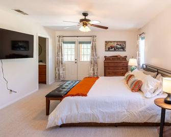 Stylish Country Cowboy Home with Hot Tub on 20 Acres - Borrego Springs - Bedroom