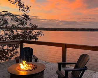 Luxury 2 Kings + 2 Queens, Lakefront Stay Near Rtj Golf Course And Game Room - Muscle Shoals - Balcón