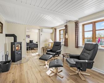 Nice Home In Rønne With Wifi - Rønne - Pokój dzienny