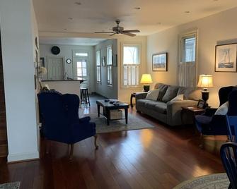 A Delight on Dean - Annapolis - Living room