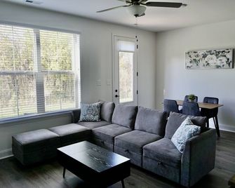 The Green House at 1620 - Maryville - Living room