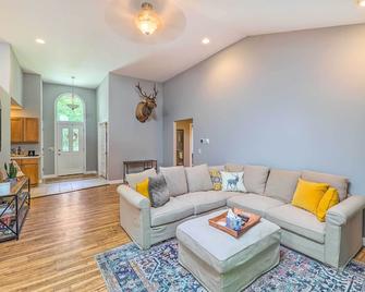 Cozy Whitehall Hideaway with Hot Tub and Chiminea! - Whitehall - Wohnzimmer