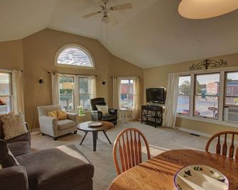 Suttons Bay Village View Apartment - Suttons Bay - Living room