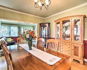 Pet-friendly Latham Retreat ~ 7 Mi to Albany! - Latham - Dining room