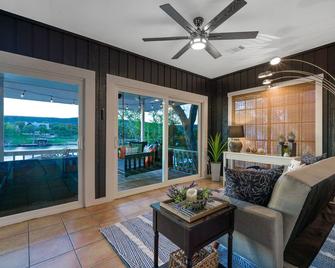 Private Boat Launch | Lakefront | Putting Green | Firepit - Burnet - Wohnzimmer