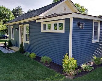 Beatty Road Cottage- Steps From The Water, Restaurants & Activities - Lake George - Building