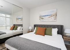 West Beach | St Kilda, Acland St, Luna Pk + Car - St Kilda - Bedroom