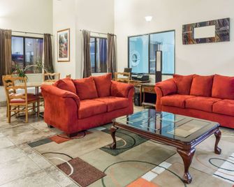 Travelodge by Wyndham Longmont - Longmont - Huiskamer