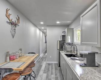 Unique Container Studio with Deck and Fire Pit! - Buckley - Cocina