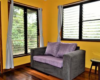 Sanpopo Tree Top Cottage - A Gold Standard Tourism Approved Vacation Home - San Ignacio - Living room