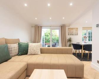 Pass the Keys Gorgeous 4 BR House Near Station mins to London - Sidcup - Living room