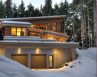 Modern Luxury Mountainside Retreat - Girdwood - Edificio