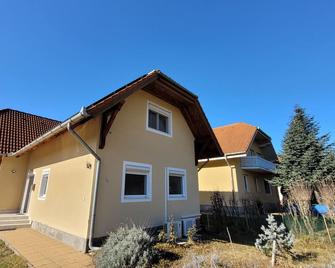 Holiday apartment only 500 m from Balaton, with air conditioning and WiFi - Balatonberény - Edificio