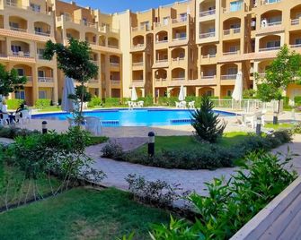 2-bedroom chalet in beautiful Marsa Matrouh front of Marassi Emaar beach with AC - Mersa Matruh - Piscine