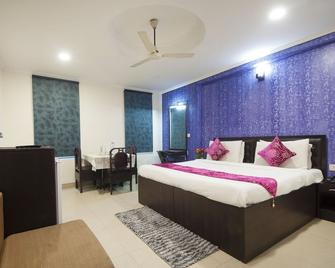 Hotel Dakha International - New Delhi - Bedroom