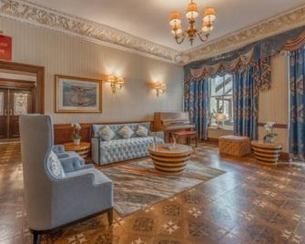 Spacious Escape with Mountain Views & Easy Access to Outdoor Fun - Fort William - Wohnzimmer